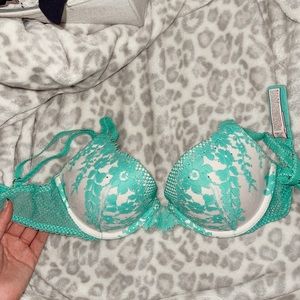 VS bra 32D never worn